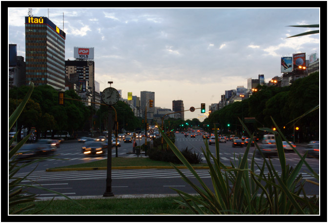 Night scene by the Obelisco