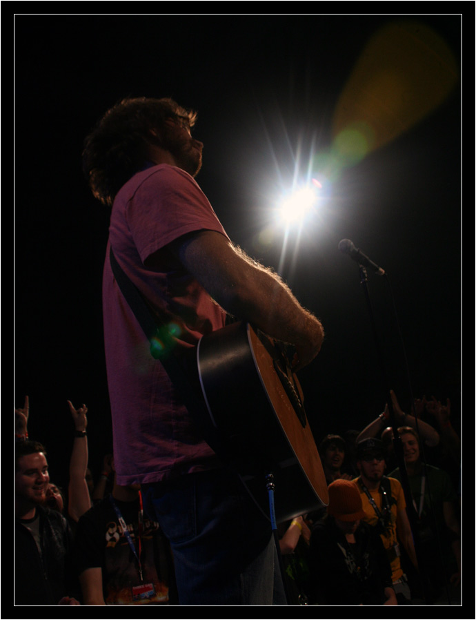 Jonathan Coulton at a jaunty angle